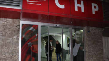 Antalya’da CHP il binasına taşlı saldırı